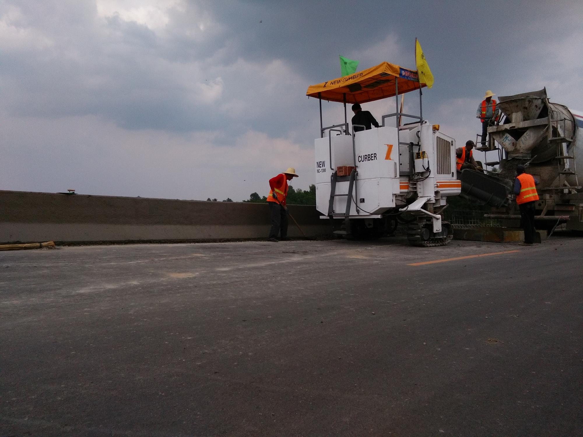 國內(nèi)混凝土滑模攤鋪機品牌有哪些？哪個廠家實力強？