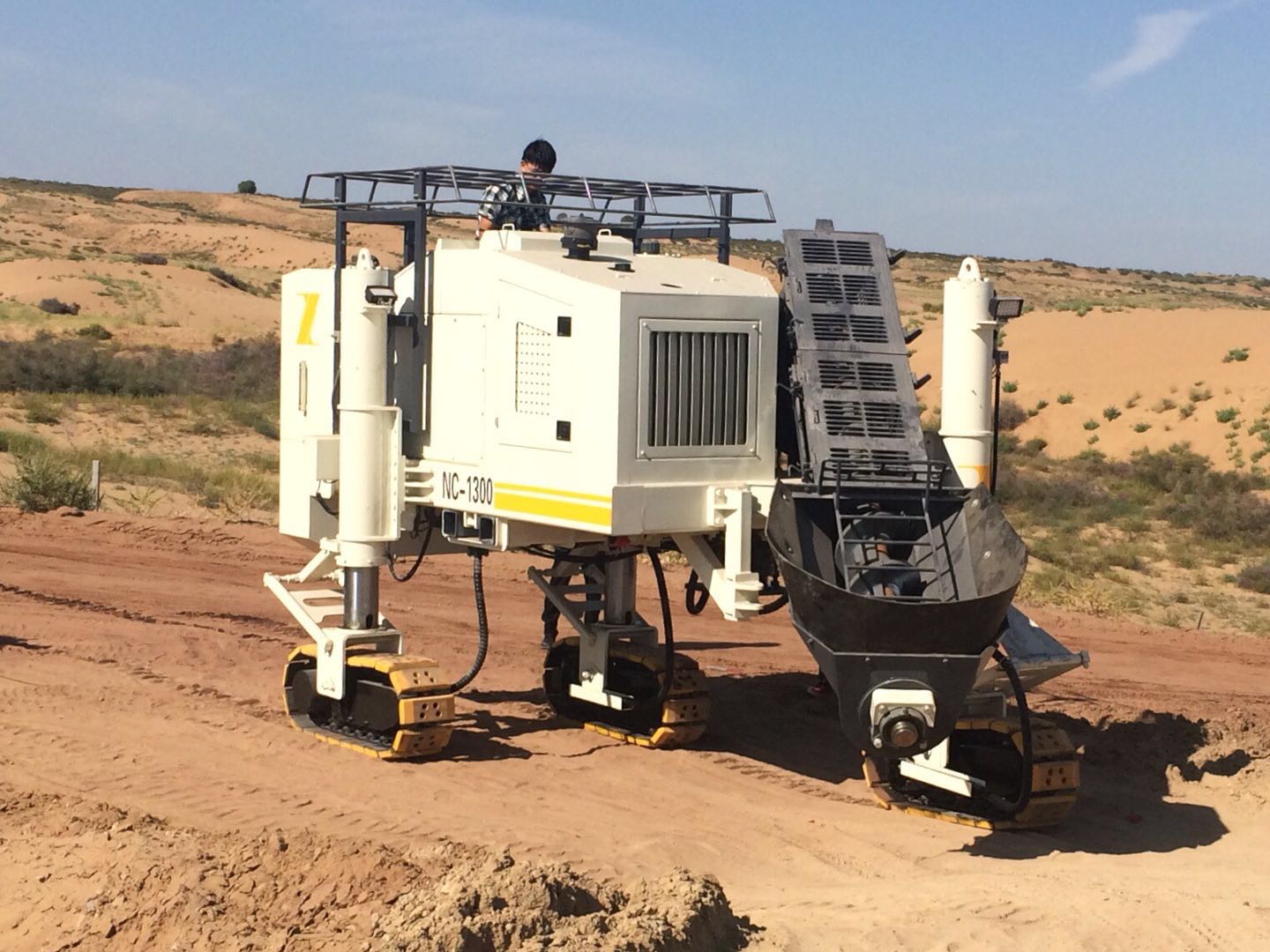混凝土路緣石滑模機(jī)在滑模施工時(shí)要怎樣操作才能使工程完美？