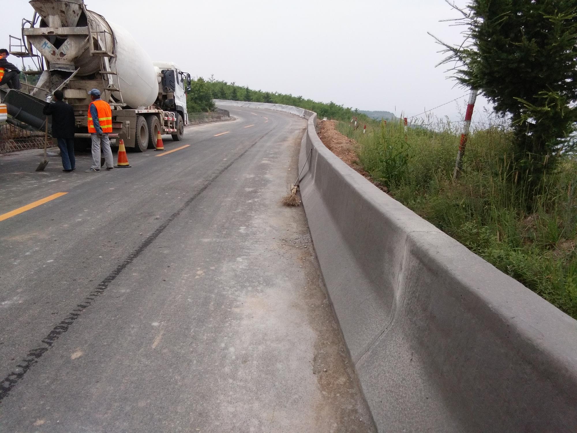 路緣石滑模機使用方便，混凝土滑模效率高，易于維修