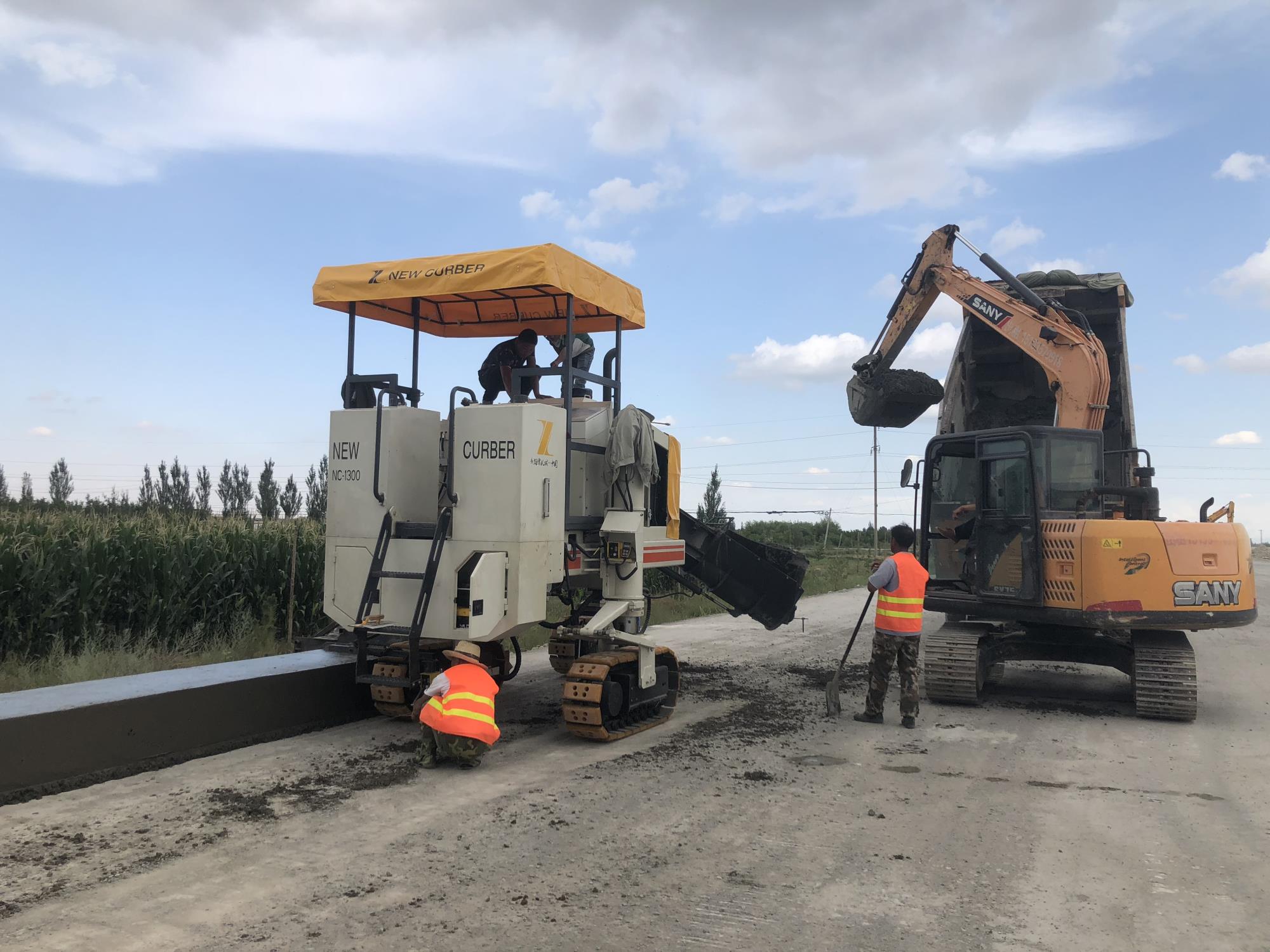 經(jīng)過(guò)多年的研究，混凝土路緣石滑模成型機(jī)提升了哪些？