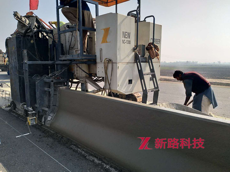 巴基斯坦新澤西護(hù)欄.jpg 巴基斯坦新澤西護(hù)欄.jpg